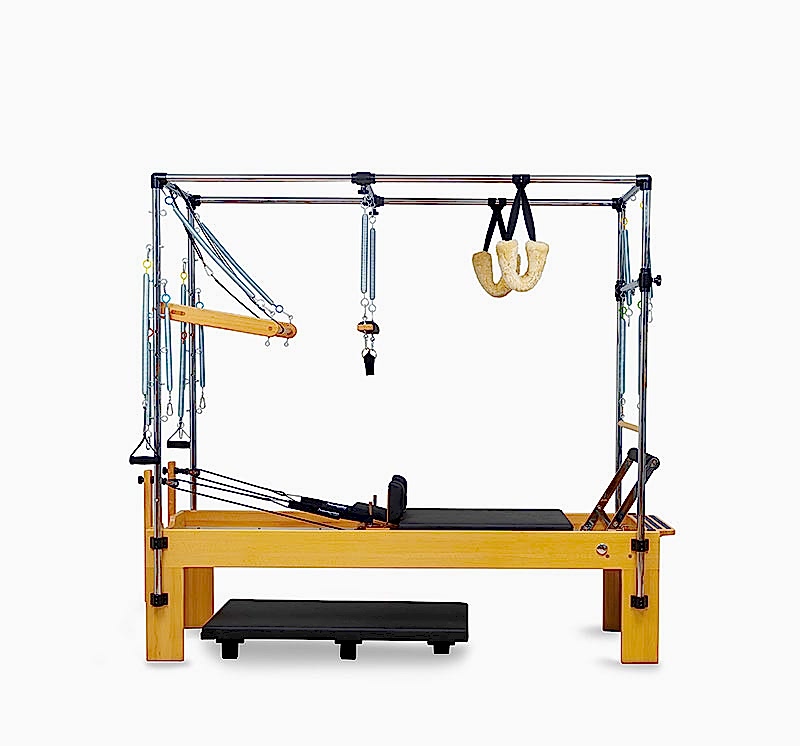 Spring Wall;’Pilates spring wall’ yada ‘Pilates yay duvarı’ duvara montajı ve üzerinde olan ‘pilates yayları’ ile alan problemi olan ‘pilates studioları’ için ‘katlanabilir reformer’ ile ‘en çok tercih edilen pilates aleti’dir
